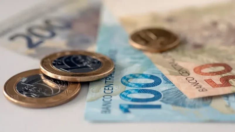 Governo projeta salário mínimo de R$ 1.717 para 2027
