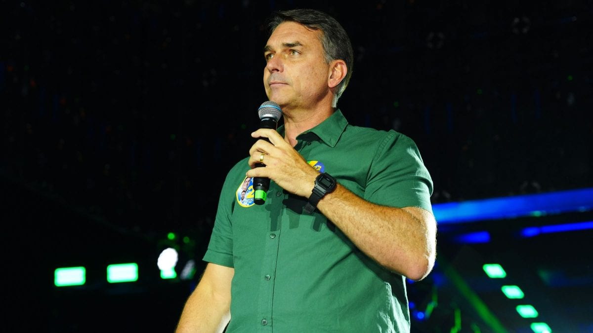 Polícia Federal pediu apreensão do passaporte de Flávio Bolsonaro 7 minutos depois que o TSE confirmou a vitória de Lula