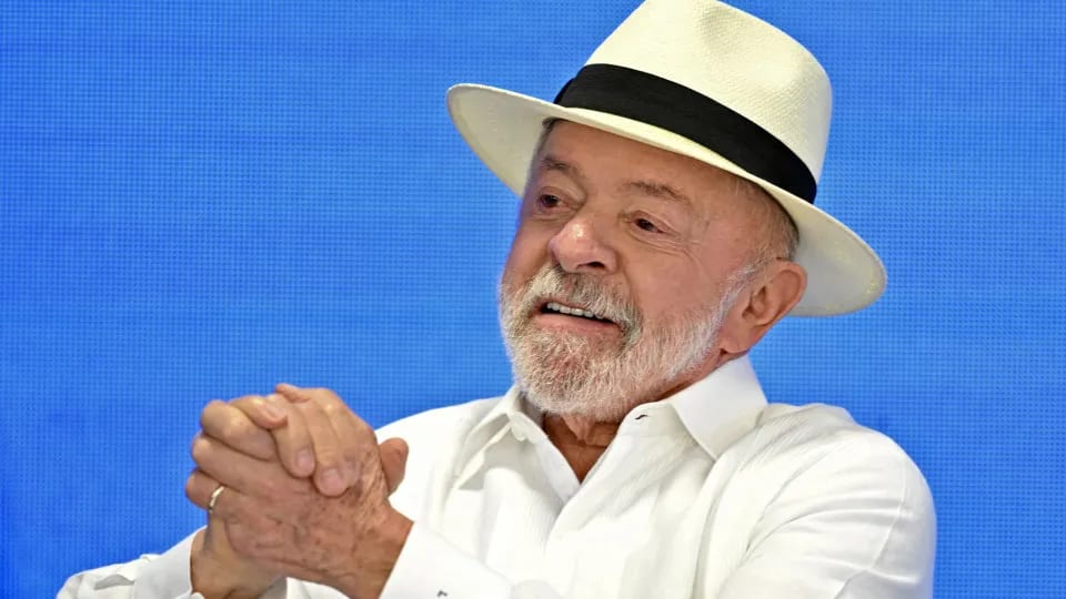 Lula zera imposto federal da gasolina e renova subsídio do etanol