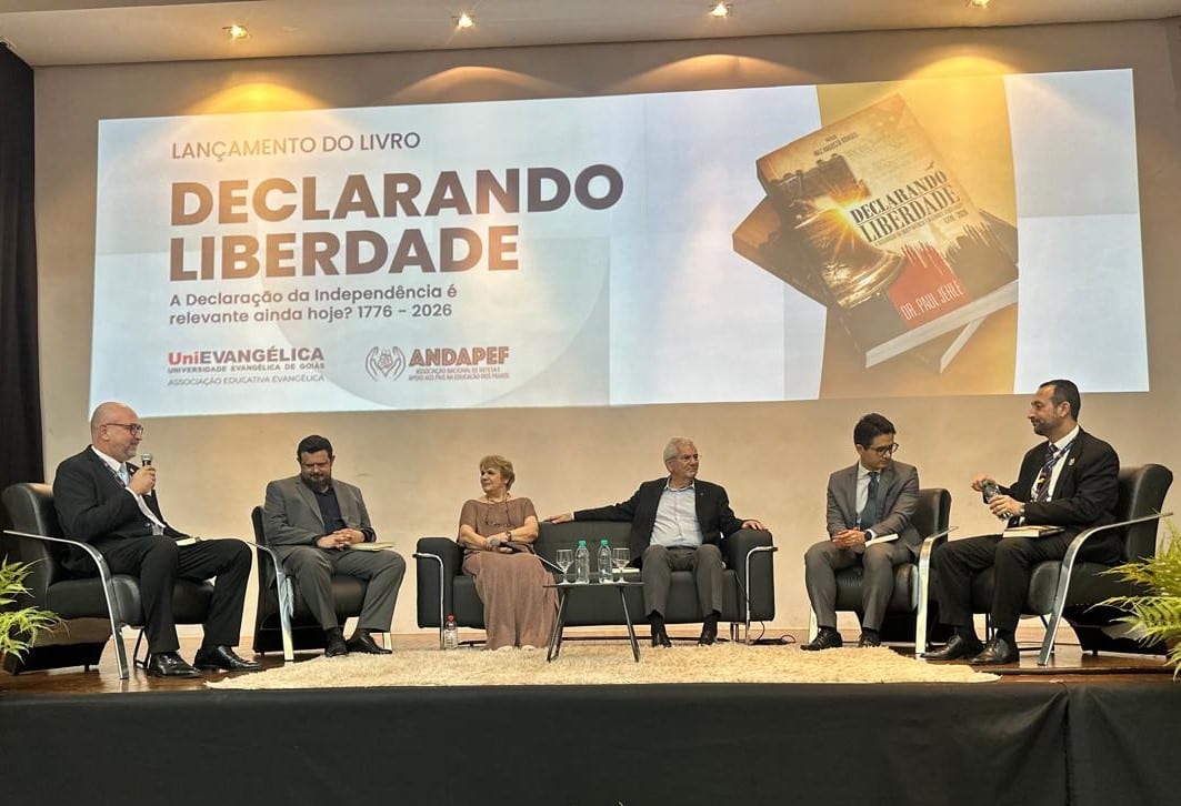 Livro que revisita as raízes da Declaração de Independência dos EUA é lançado na UniEVANGÉLICA