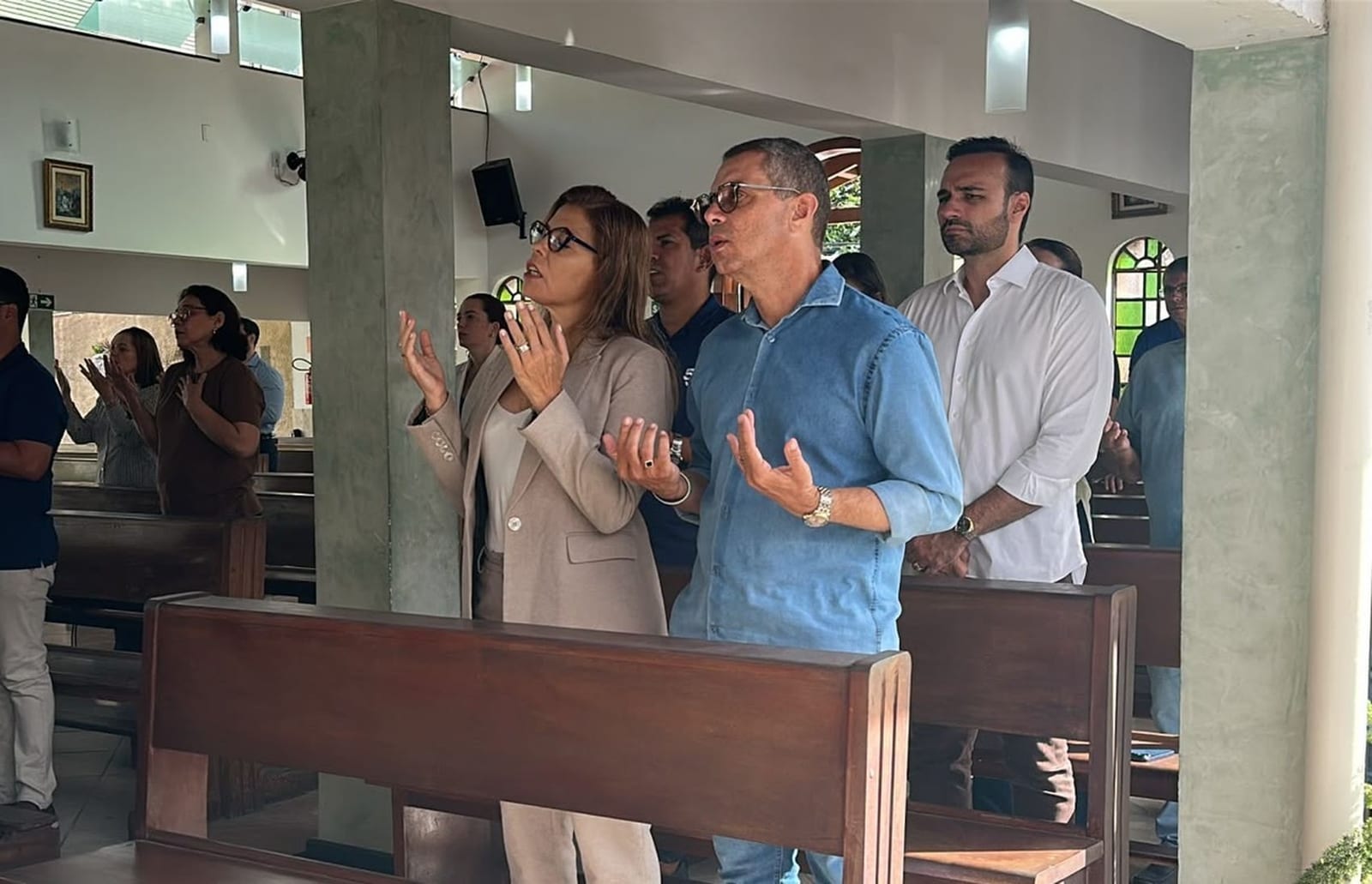 Um dia após ser reeleito, Fábio (PSD) participa de missa em Aracaju e garante continuidade da obra da ponte Aracaju-Barr