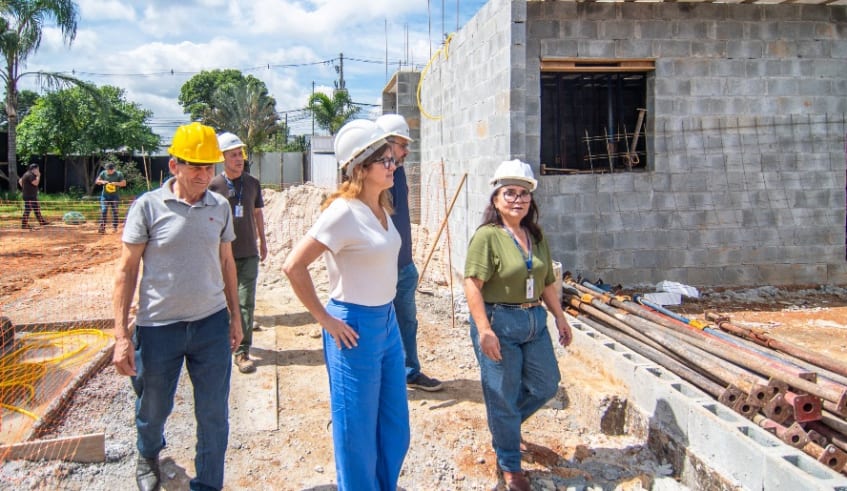 Mara Bertaiolli vistoria obras de urbanização e novo CRAS na Vila Estação em Mogi das Cruzes