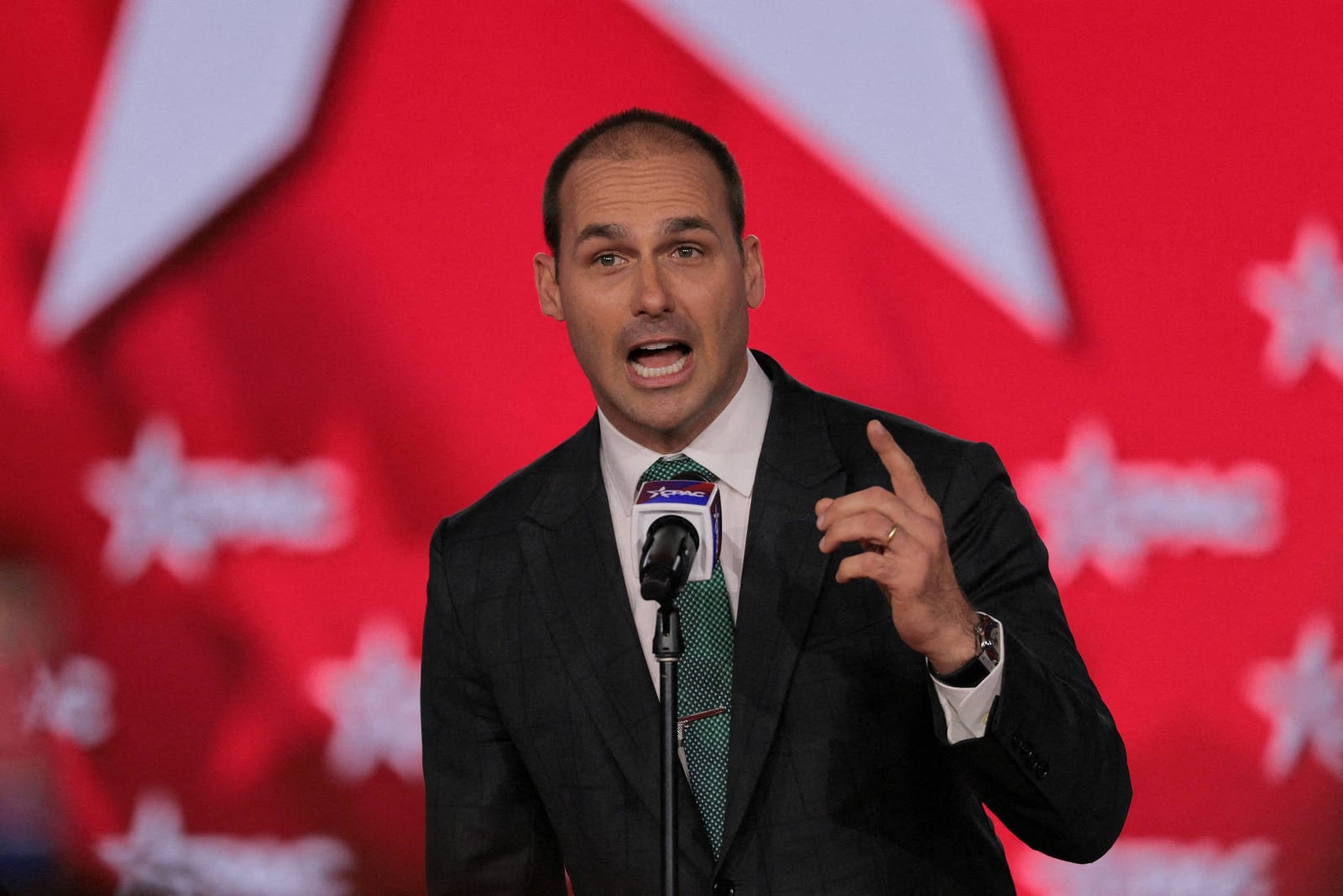 Eduardo Bolsonaro sugere envio de fuzileiros ao Brasil e defende que Fl�vio deixe o Brasil se perder