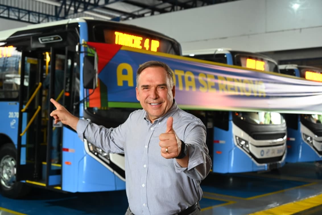 Sandro Mabel entrega 19 ônibus novos com Wi‑Fi e tomadas USB