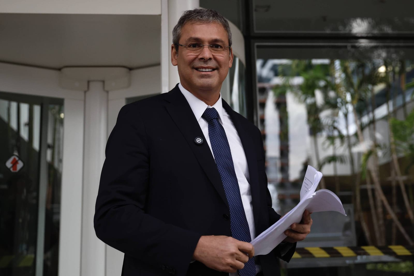 Lindbergh pede ao STF afastamento de Flávio do mandato de senador