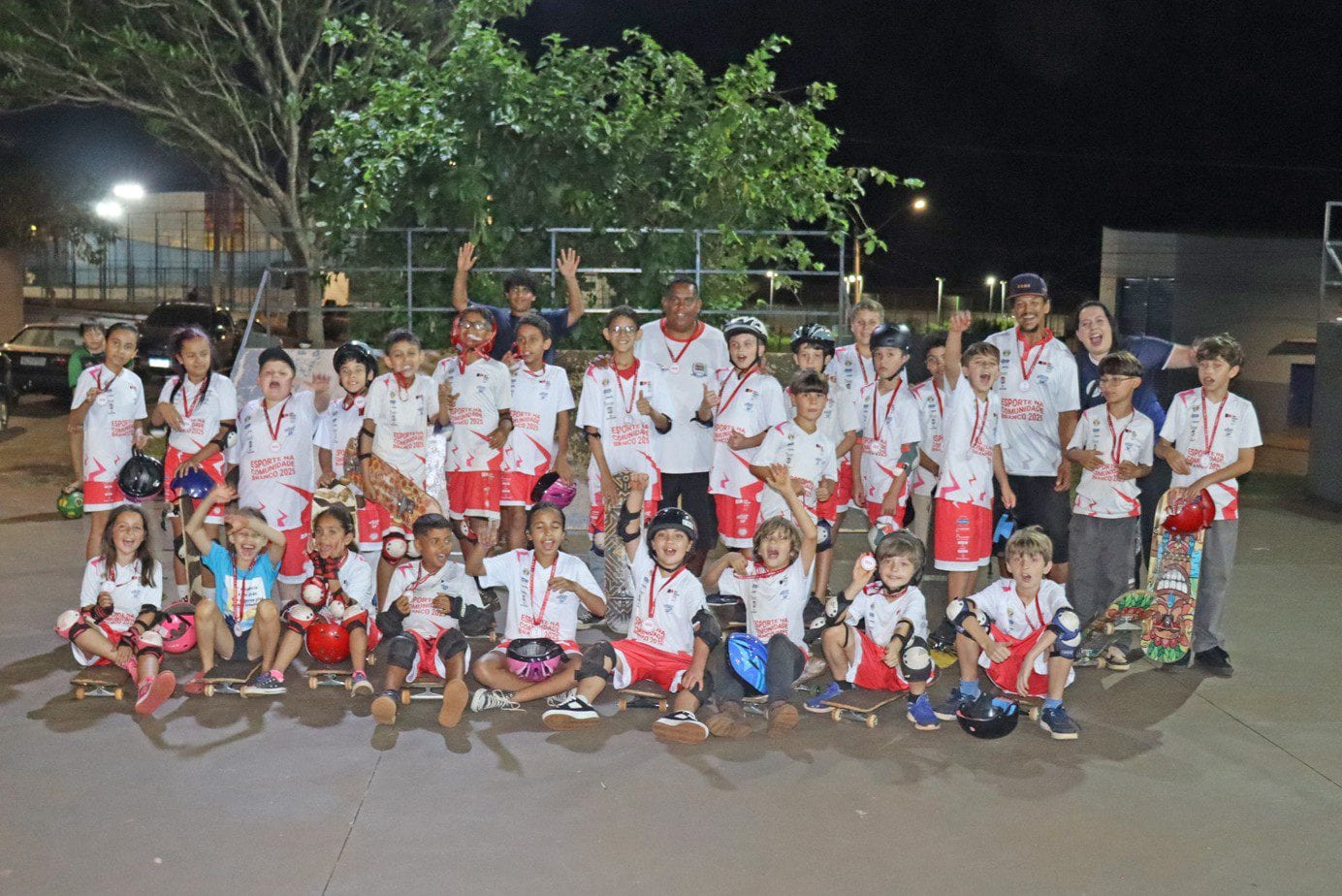 Alunos da escolinha de skate fazem apresentação e recebem medalhas