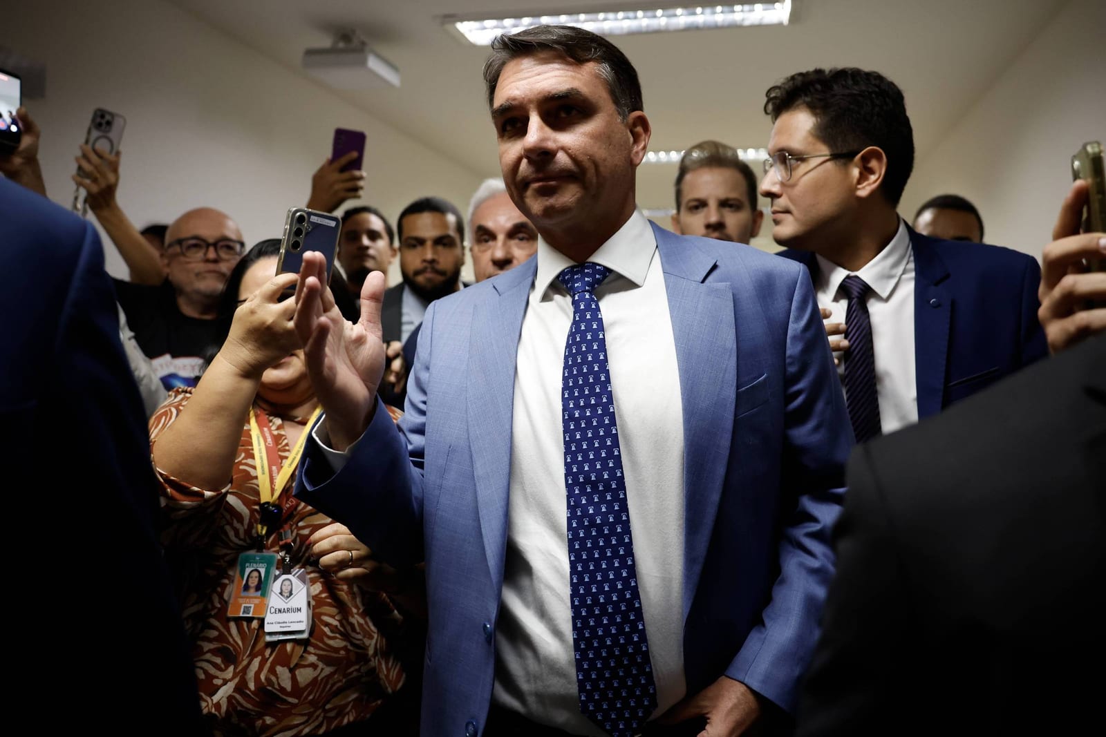 Flávio Bolsonaro diz que Moraes não tem condições de continuar no STF após mensagens com Vorcaro