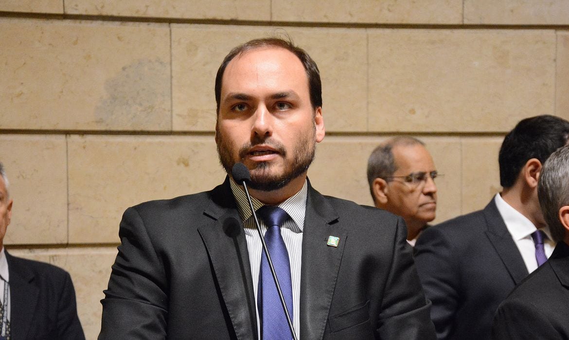 Carlos Bolsonaro: “último momento” para preservar a democracia