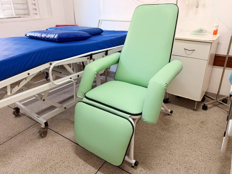 Hospital de Caridade recebe 44 poltronas novas da Prefeitura