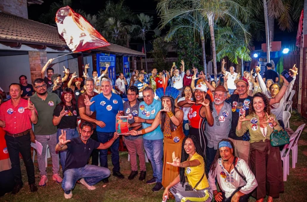Em Palmas, Laurez recebe demandas de fazedores de cultura e participa de adesivaço