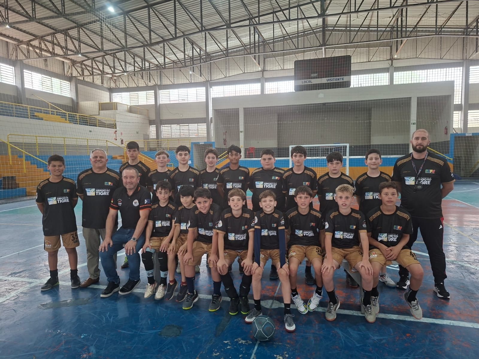 Projeto Passe para o Futuro entrega novos uniformes a atletas