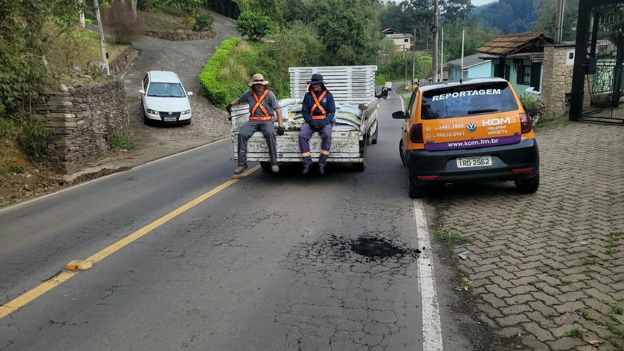 Veranópolis faz operação tapa-buracos emergencial na Estrada Geral Santa Bárbara