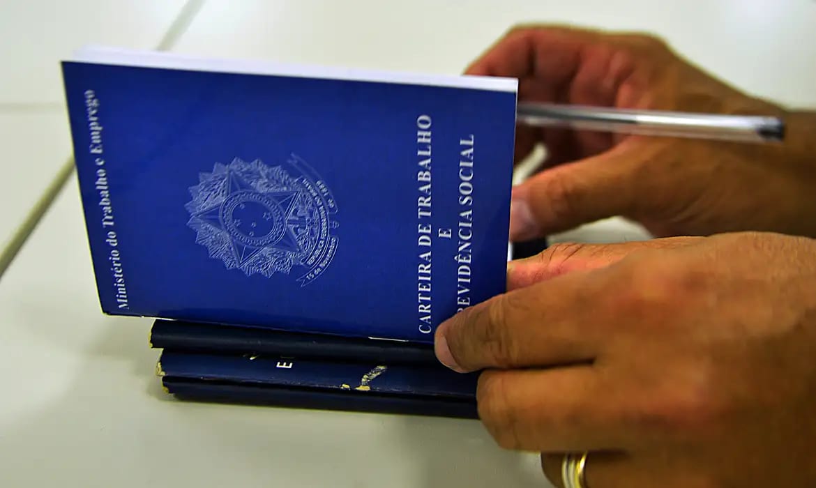 Rendimento médio sobe a R$ 3.376 em 2025; desigualdade homem‑mulher persiste