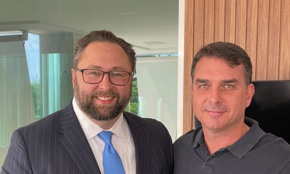 Assessor de Trump que ajudou Flávio a fugir viu apuração das eleições ao lado de Eduardo Bolsonaro