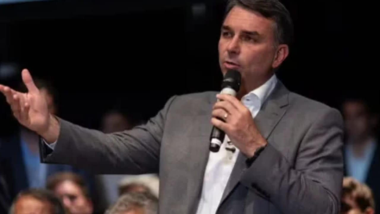 Flávio Bolsonaro defende benefícios sociais e critica Lula em vídeo