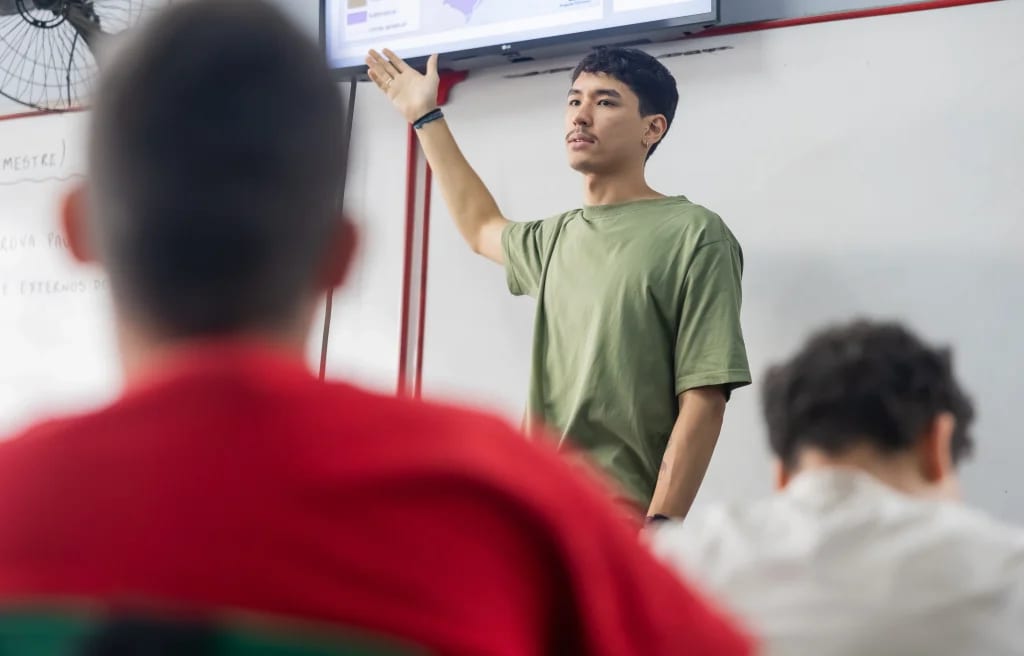 Nascido no Japão, ex-aluno de escola de Guarulhos retorna à rede pública como professor e vence prêmio estadual por dese