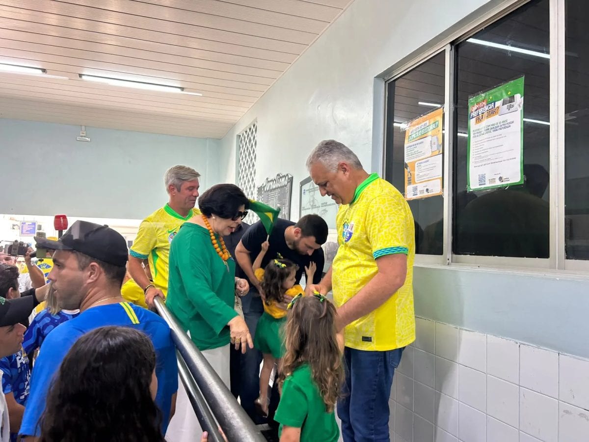 Alfredo Gaspar, vice de Flávio Bolsonaro, vota em Maceió no 2º turno e segue para Brasília