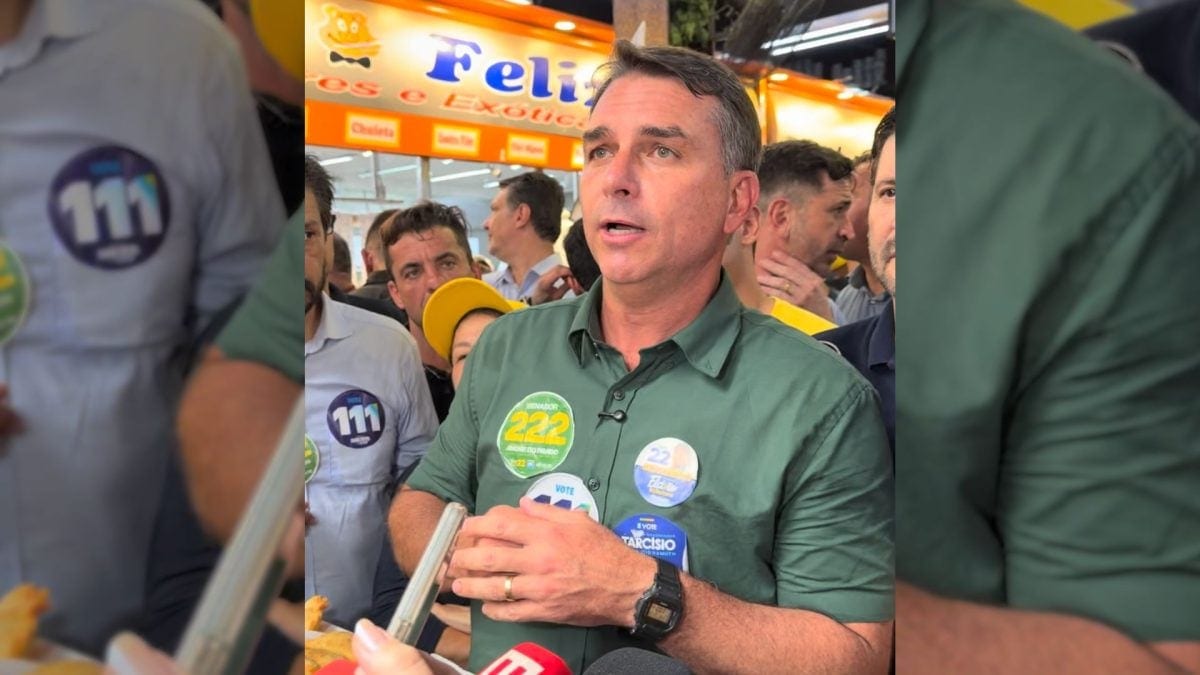 Flávio Bolsonaro faz pronunciamento após liderar 1º turno