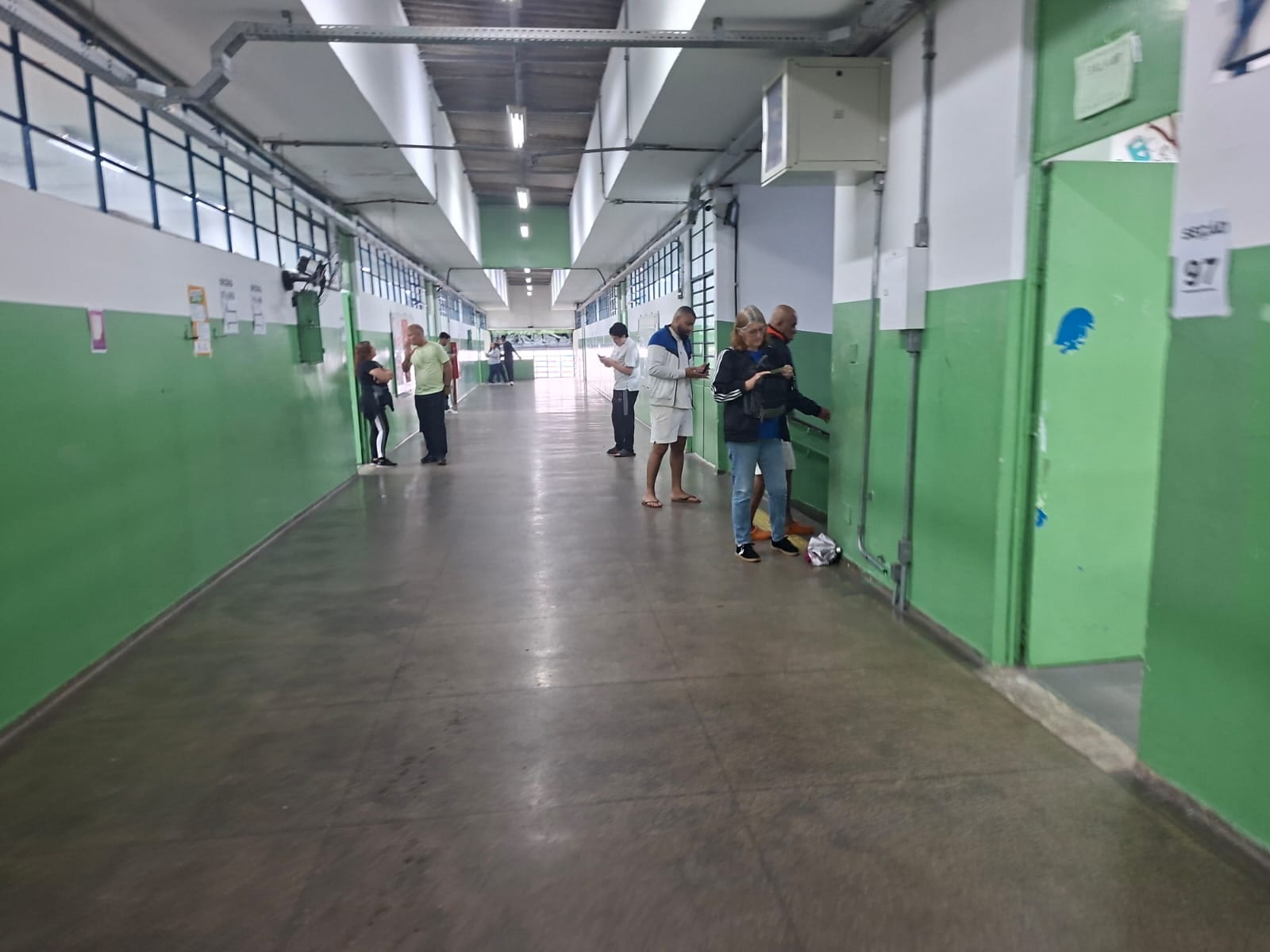 Votação do 2º turno em Guarulhos está sem filas, com bastante chuva e problemas no GRU Airport