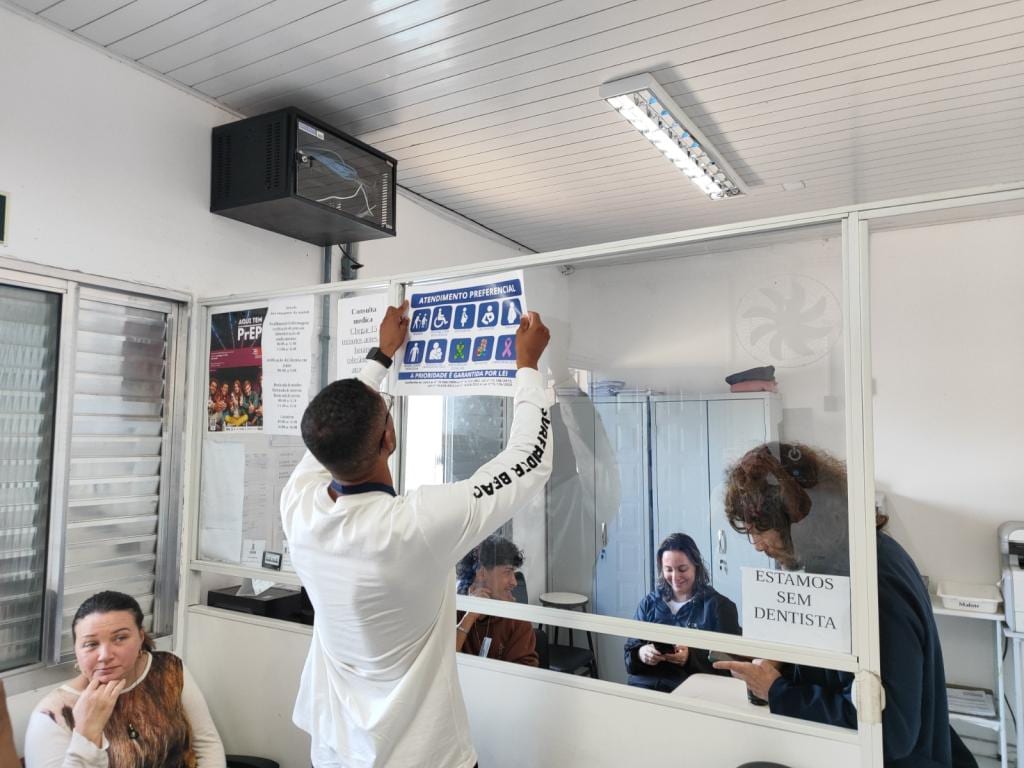 Cartazes reforçam o direito ao atendimento prioritário na rede municipal de saúde