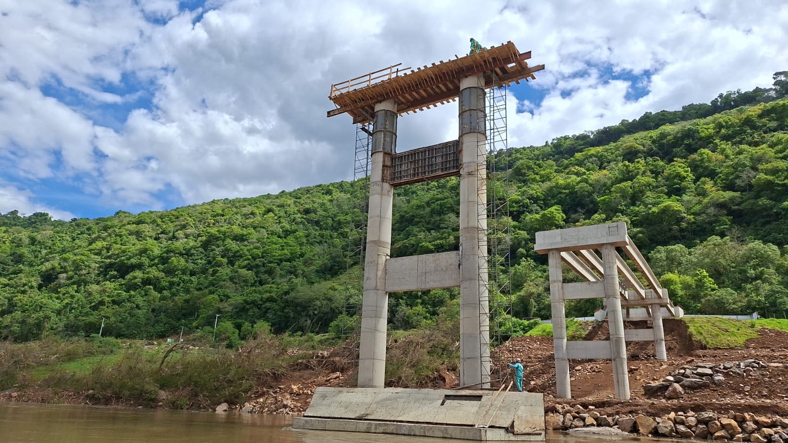 Obras da Ponte de Santa Bárbara avançam, mas elevações no nível do Rio Taquari provocam pausas pontuais
