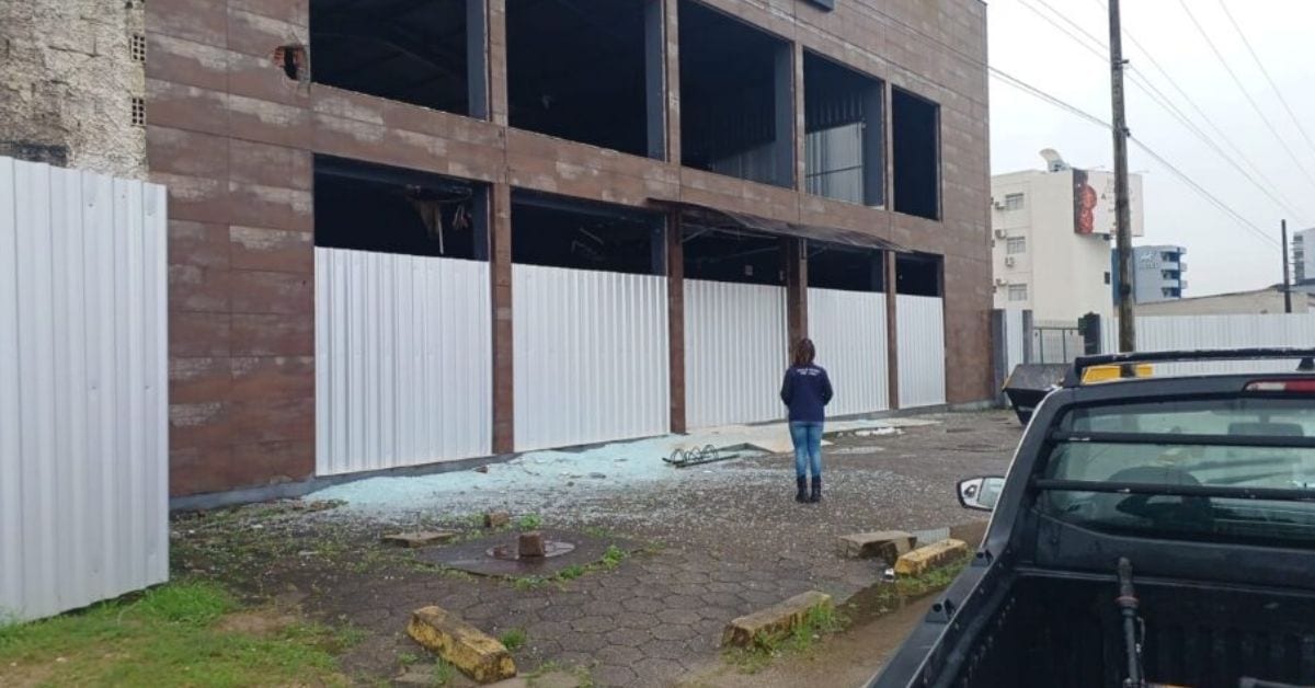 São José fecha prédio completamente vandalizado na Beira-Mar após notificação