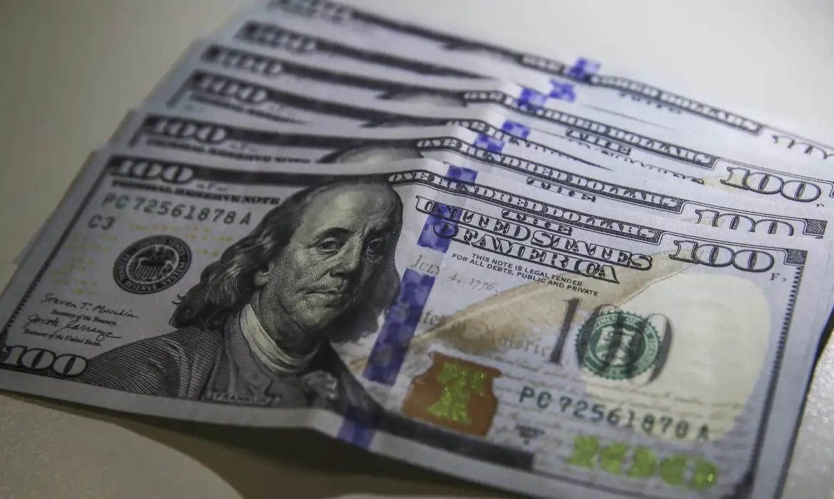 Dólar volta a R$ 5 com ambiente externo e ajuste pós-eleitoral
