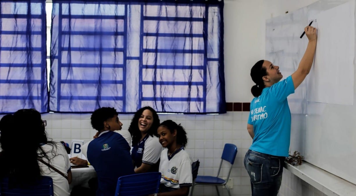 Professores questionam atraso do BDE 2026 e cobram valorização profissional do Governo de Pernambuco