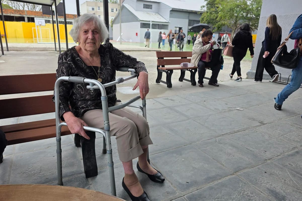 “Eu sempre votei”: aos 92 anos, moradora de Pelotas vai às urnas com andador