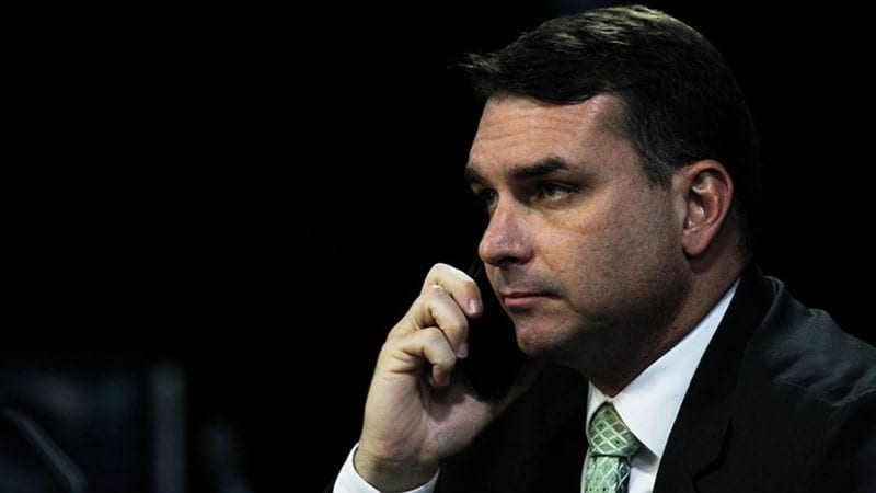 PF investiga suspeita de ida de Flávio Bolsonaro à Argentina para viagem aos EUA