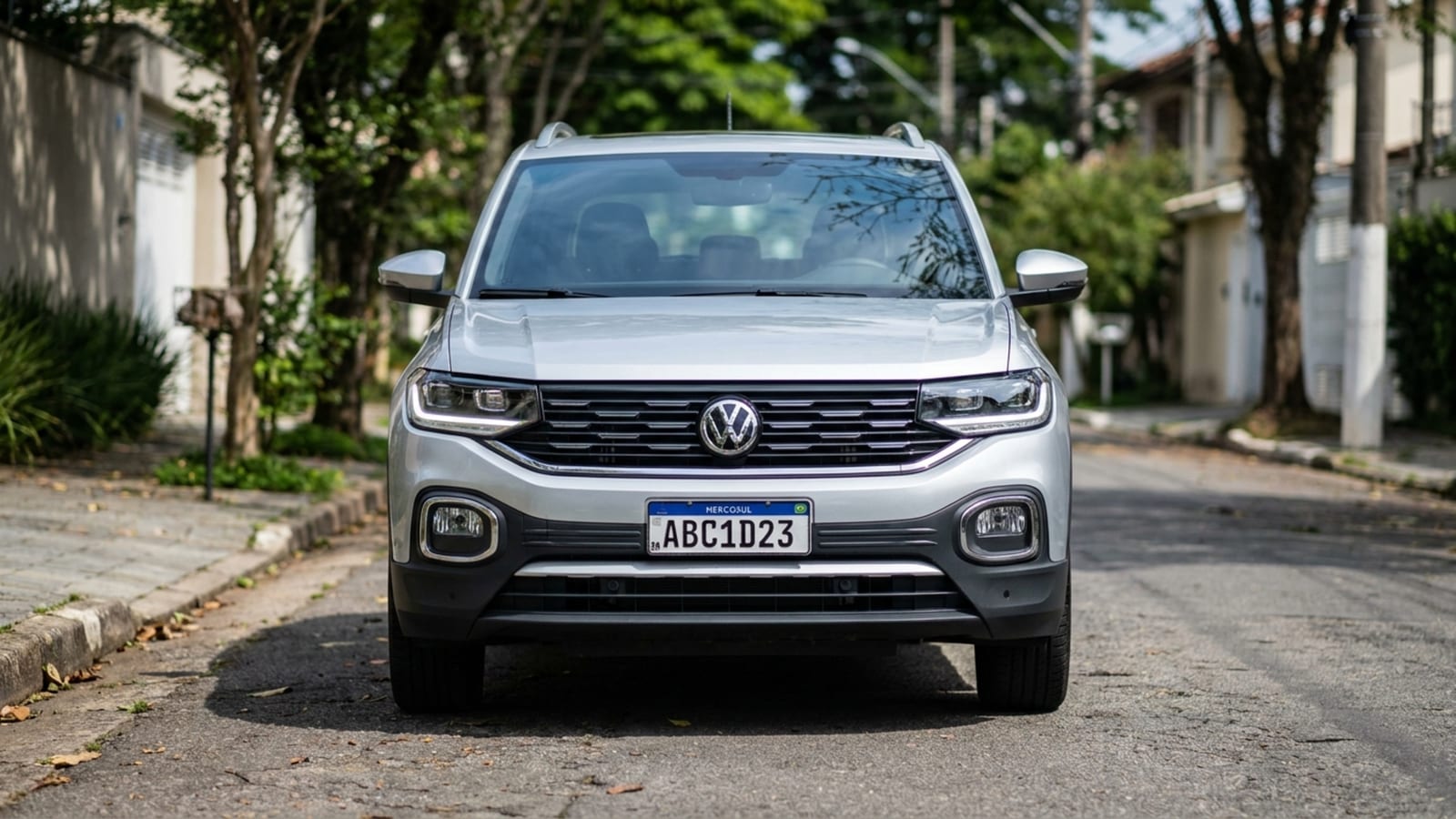 O porta-malas deste SUV pode variar de 373 a 420 litros, permitindo escolher entre mais espaço para bagagens ou maior co