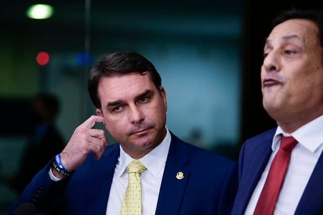 Diplomacia brasileira adota cautela após Trump defender entrada de Flávio Bolsonaro nos EUA