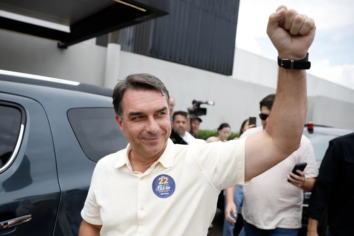"É impossível reconhecer o resultado das eleições do jeito que aconteceram", diz Flavio Bolsonaro em pronunciamento após