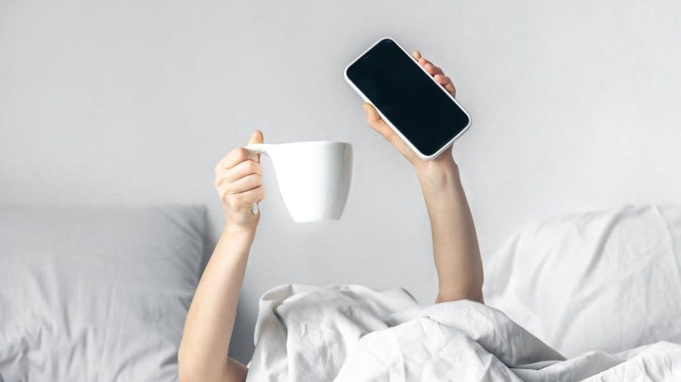 Só mais cinco minutos”: apertar várias vezes o botão de soneca do celular ajuda ou atrapalha o despertar?