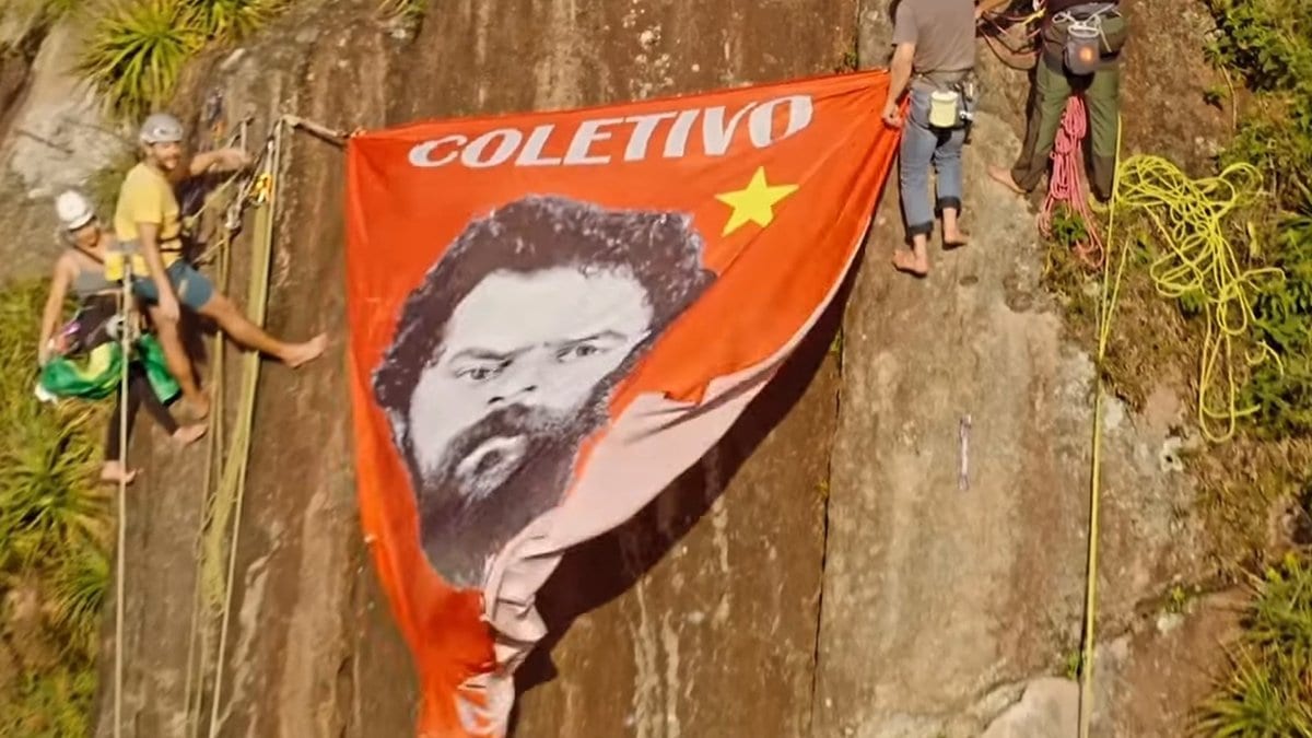 Escaladores penduram bandeira com rosto de Lula no Morro da Cruz, Florianópolis
