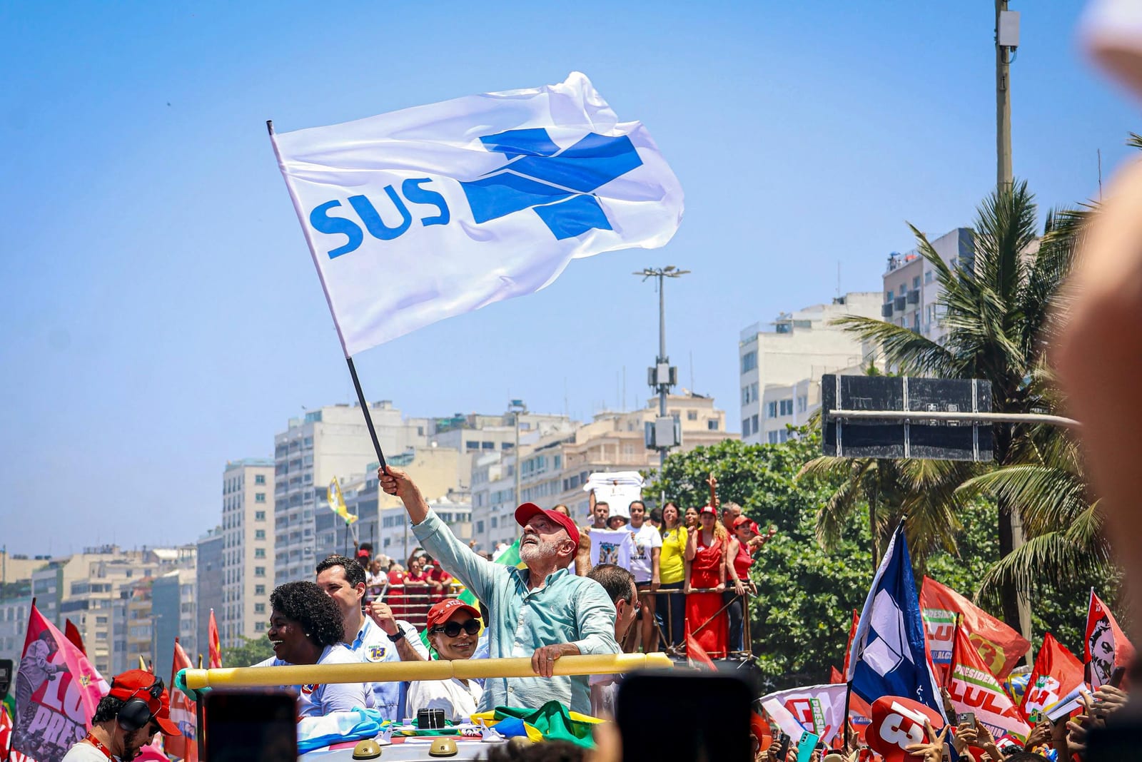 Lula reúne multidão em Copacabana e faz apelo ao voto na véspera do segundo turno