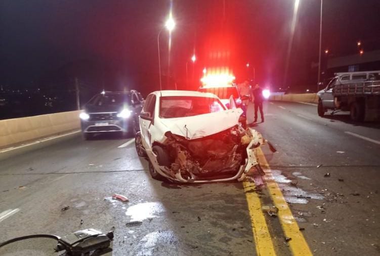 Colisão entre três veículos deixa motorista ferido no Viaduto Nelson Mandela, em Anápolis