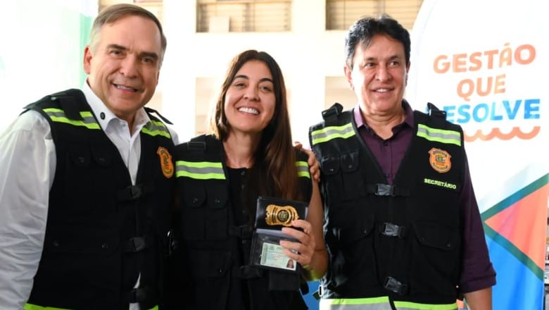 Goiânia entrega 172 carteiras e coletes a auditores fiscais