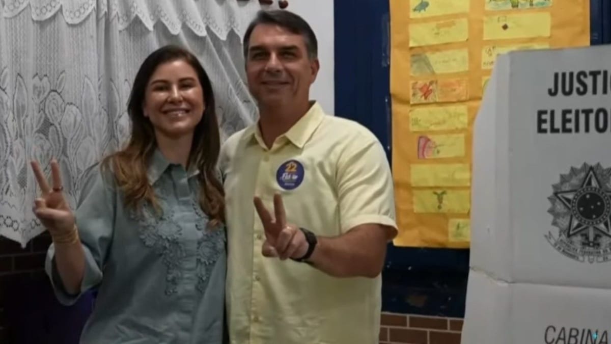 “Chegou a hora da mudança de verdade”: Flávio Bolsonaro vota no Rio de Janeiro