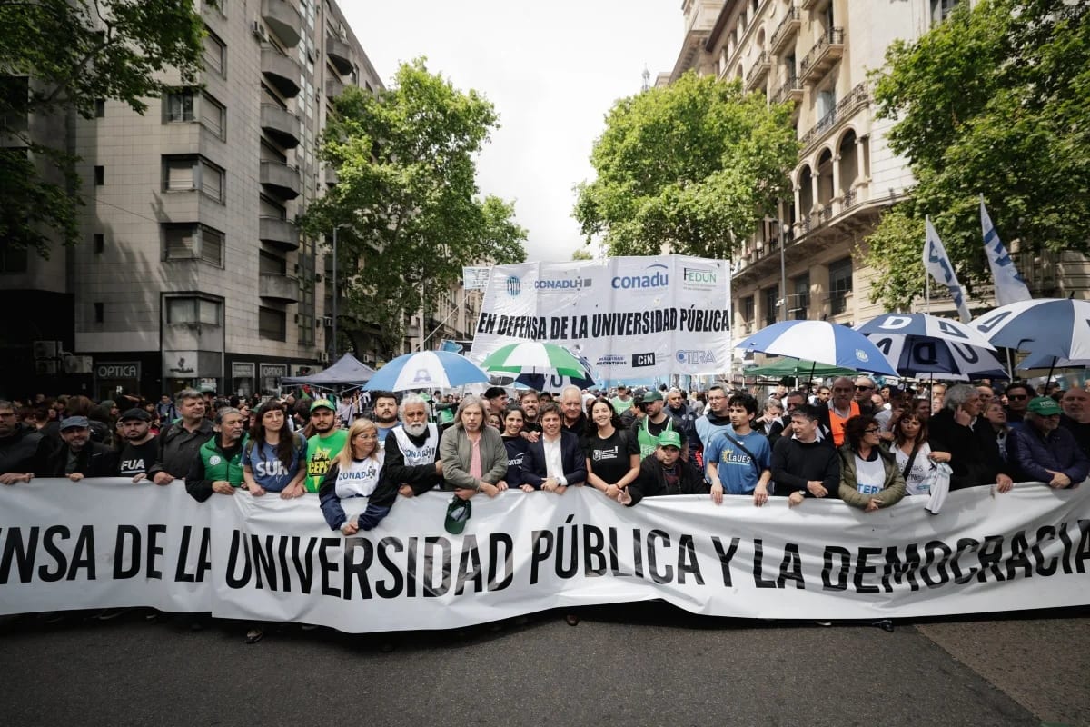 Protesto contra cortes de Milei em universidades termina em confronto