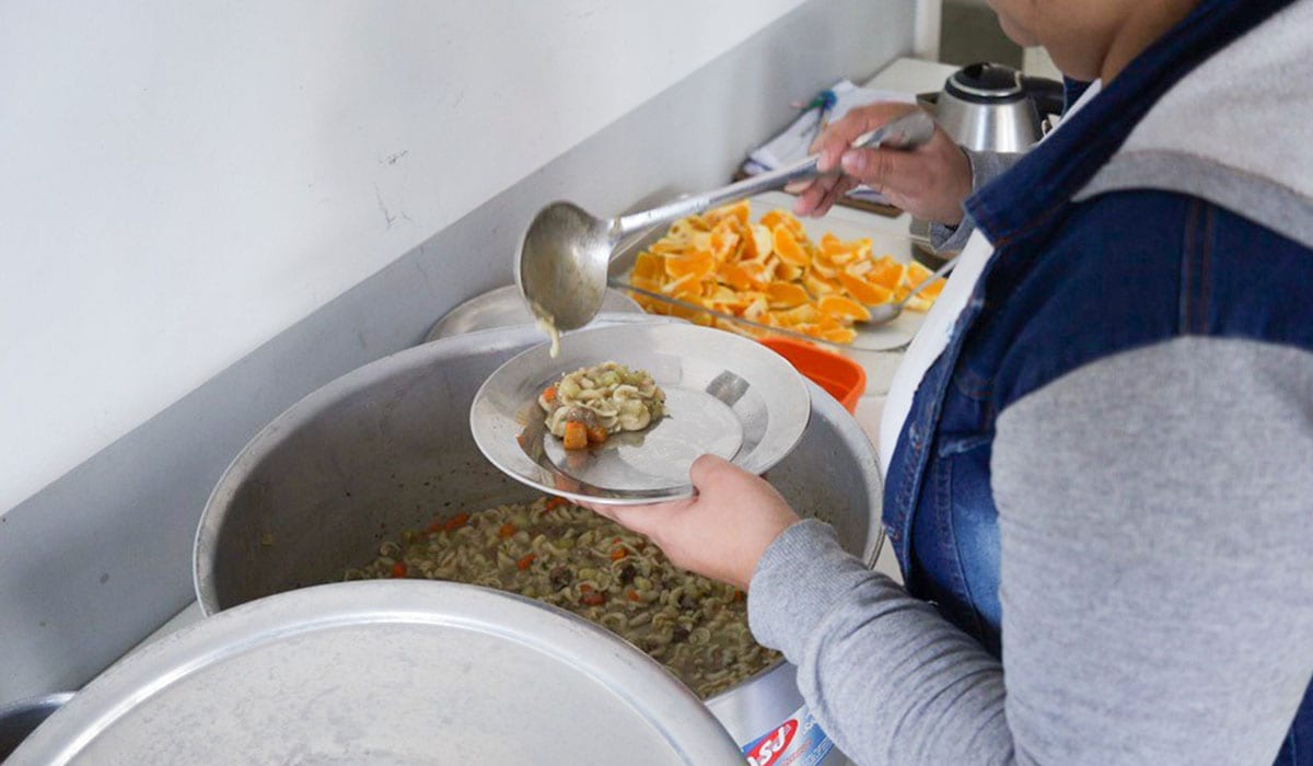 Prefeitura de Cachoeirinha tem vaga para cozinheira e salário é de R$ 1,7 mil