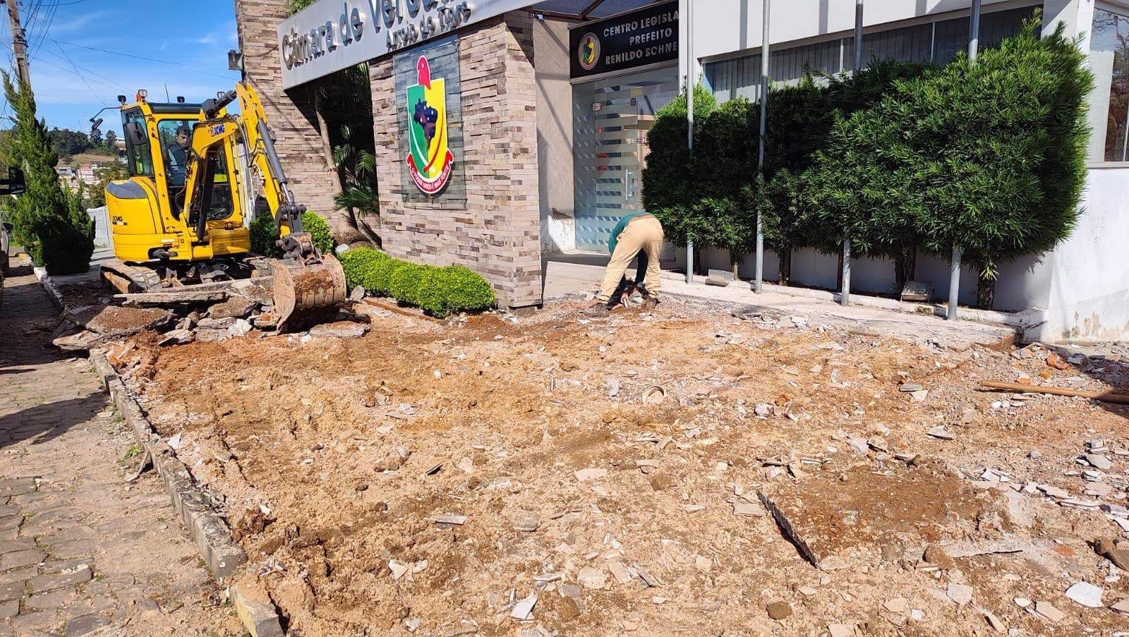 Câmara de Arroio do Tigre inicia reforma da sede na Rua Carlos Ensslin