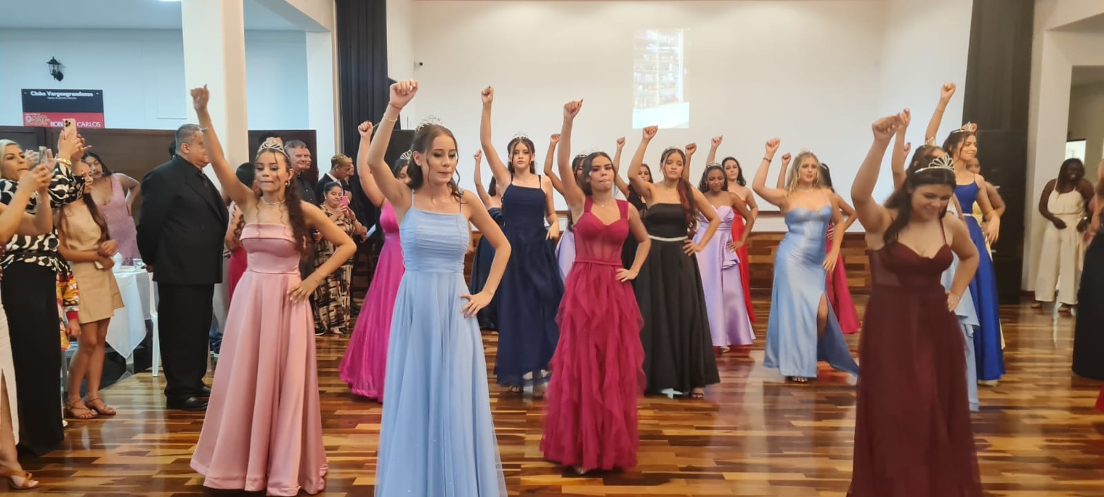 Jovens se realizam no 1º Baile das Debutantes da cidade