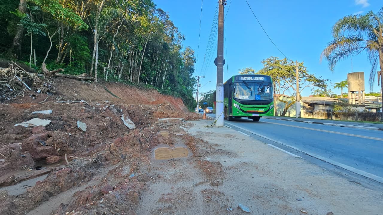 Santa Isabel inicia terraplanagem para dois bolsões de ônibus na Marginal