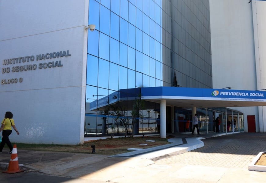 Globo, nessas eleições, foca em mais cortes nas aposentadorias