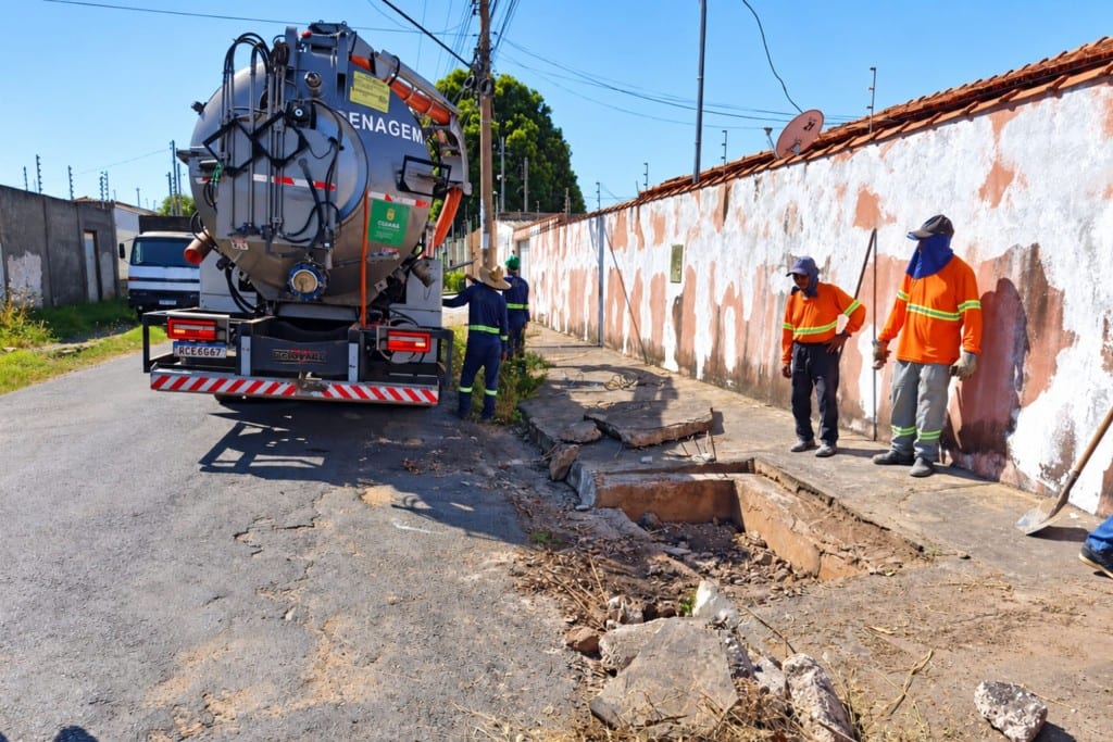 Cuiabá limpa bocas de lobo em 9 dos 13 pontos com risco de alagamento