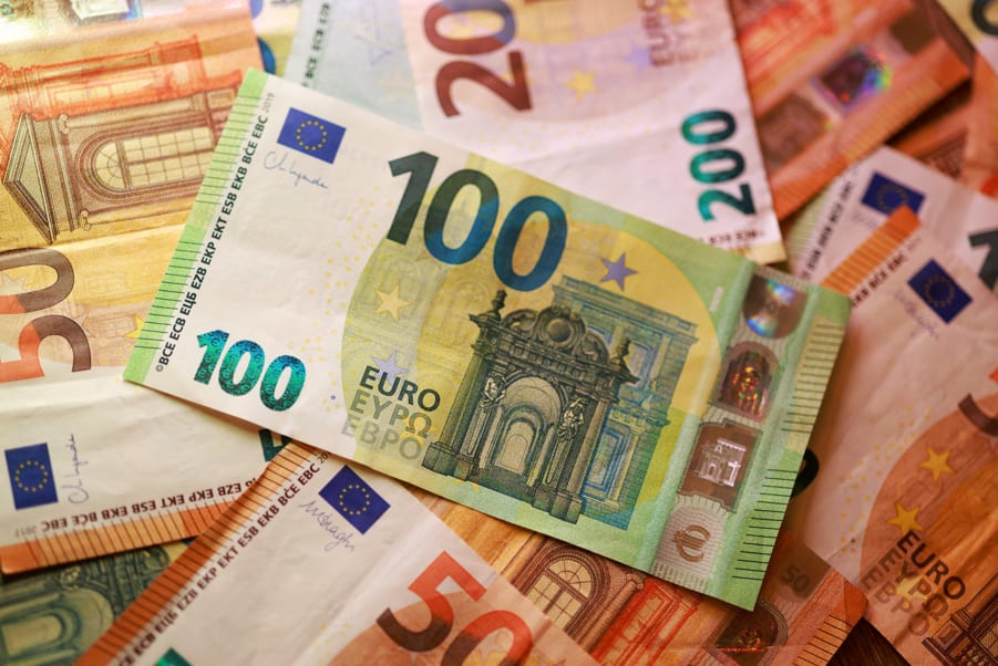 Euro despenca 5% ante real com crise fiscal na França e eleição no Brasil
