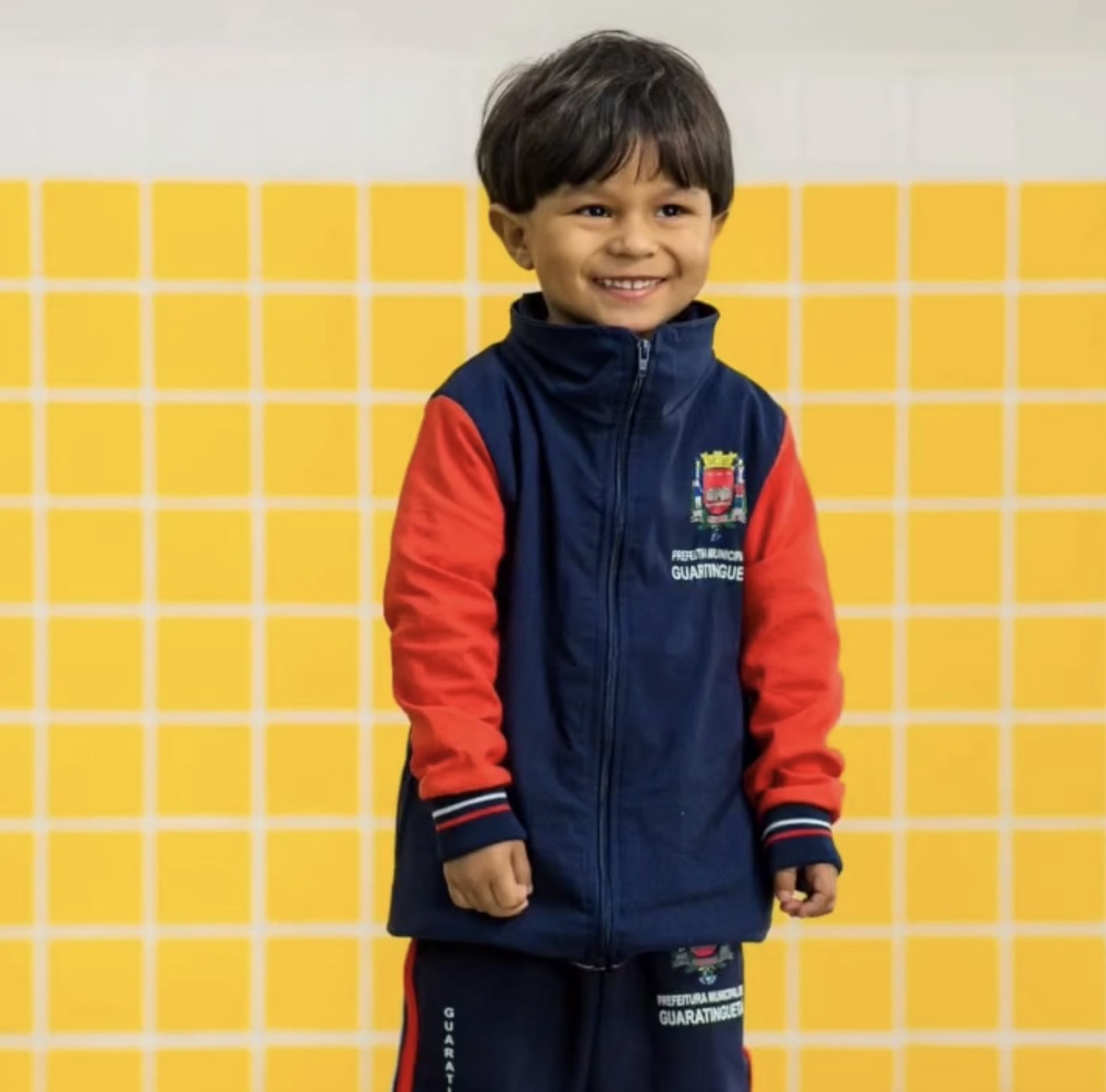 Guaratinguetá inicia entrega de uniformes escolares para alunos da rede municipal