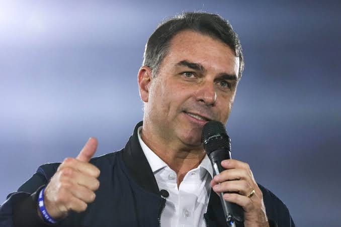PF investiga se Flávio Bolsonaro fugiu do País após Moraes determinar entrega dos passaportes