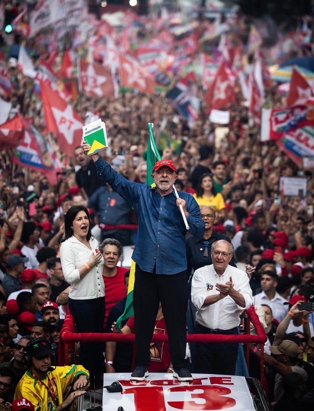 Em virada inédita, Lula conquista pela quarta vez a Presidência do Brasil